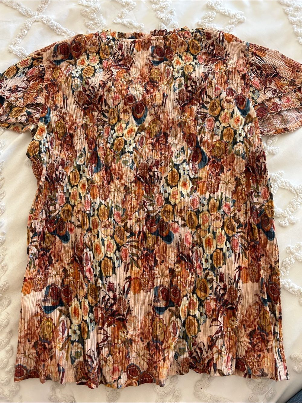 En Saison Candela top features a vibrant, multi-colored floral print med - Picture 6 of 8